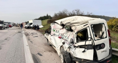 Pancar yüklü tır 2 araca çarpıp devrildi:1'i ağır 5 yaralı