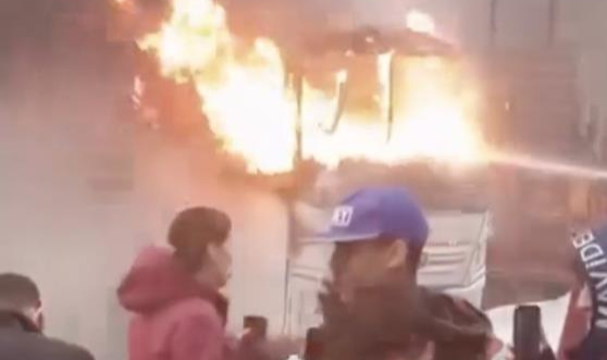 Park halindeki midibüs alevlere teslim oldu