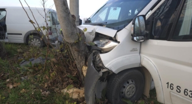 Servis minibüsü hafif ticari araçla çarpıştı: 11 yaralı