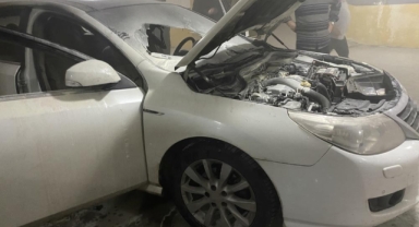 Site otopark'ında yanan otomobil paniğe neden oldu