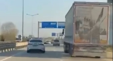 Tehlike saçan tır şoförünü silah doğrultup durdurdular