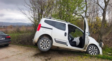 Yoldan çıkan otomobil ağaca çarptı: 2'si çocuk 4 kişi yaralandı