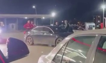 Akaryakıt istasyonunu boks ringine çevirdiler