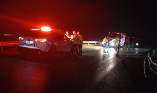 Bariyerlere çarpan araçta 2 kişi ağır yaralandı