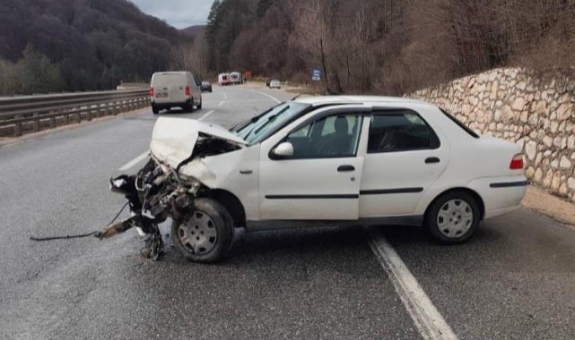 Bursa'da otomobil bariyerlere çarptı: 3 yaralı