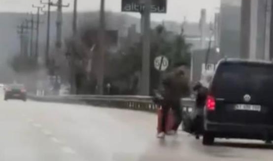 Bursa'da tartıştığı kuryeyi dövdü