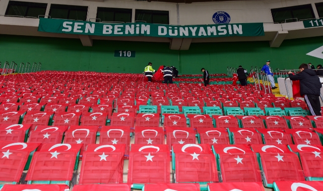 Bursaspor tribünleri Türk bayraklarıyla donatıldı