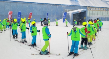 Büyükşehir'le öğrencilerin kayak keyfi