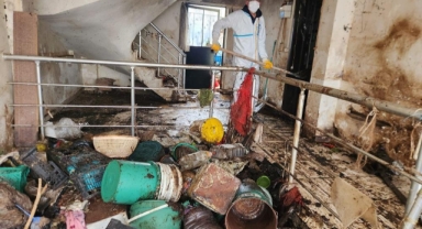 Çöp evden çıkanları görenler gözlerine inanamadı