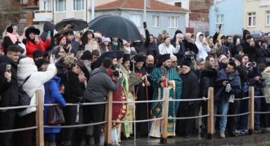Hıristiyan topluluğu denizden haç çıkardı
