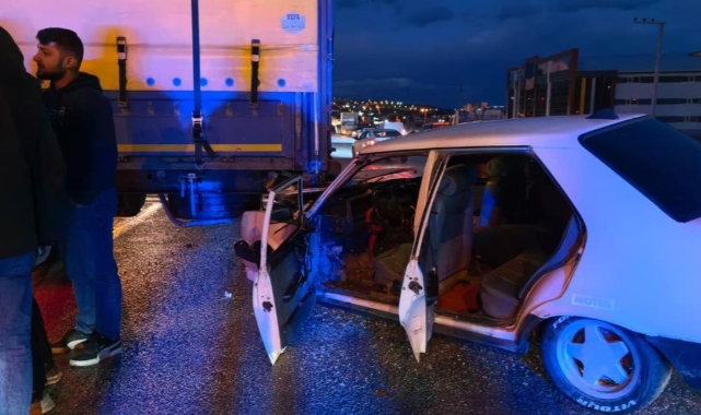 İnegöl'de otomobil tıra çarptı: 1 yaralı