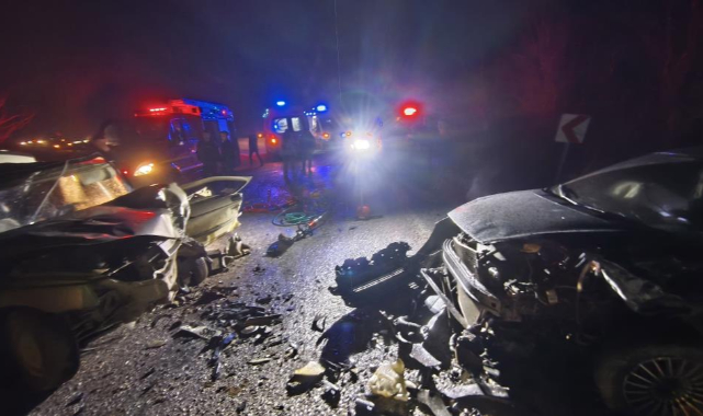 İnegöl'de otomobiller kafa kafaya çarpıştı: 3 yaralı