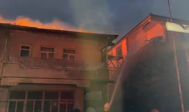 İznik'te iki katlı evin çatısı alevlere teslim oldu