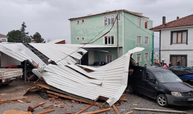 İznik'te şiddetli fırtına evin çatısını uçurdu