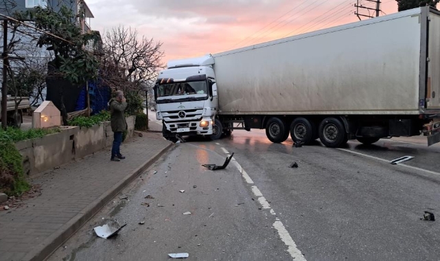 Karşı şeride giren tır otomobil ile kafa kafaya çarpıştı