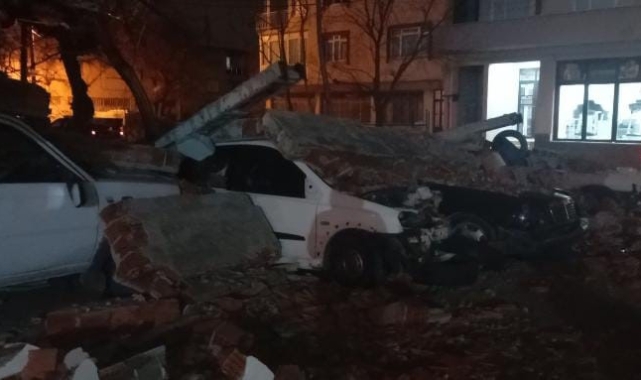 Lodos'a dayanamayan duvar araçların üzerine devrildi
