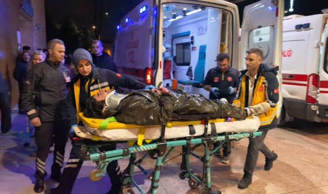 Motosiklet yayalara çarptı: 1'i ağır 2 yaralı