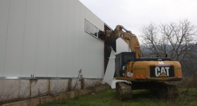 Nilüfer’de iki kaçak iş yeri yıkıldı