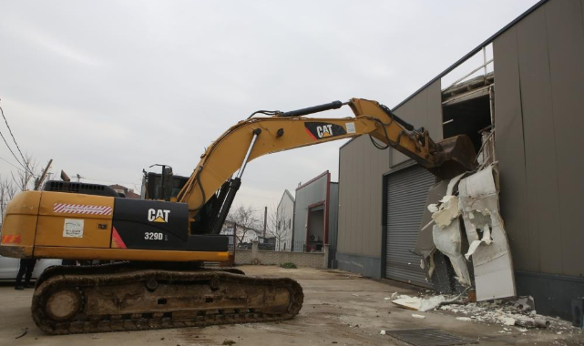 Nilüfer’de iki kaçak iş yeri yıkıldı