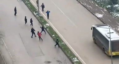 Otobüse kar topu atan çocukları şoför böyle kovaladı