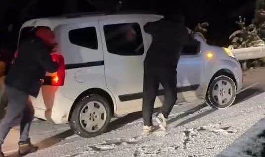 Oylat Kaplıcaları'nda 20 araç yolda mahsur kaldı