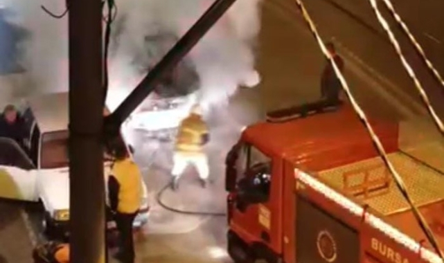 Seyir halindeki otomobil küle döndü
