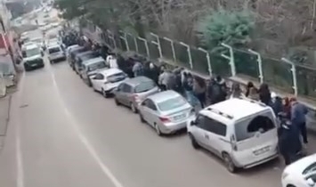 Teleferiğe binmek için saatlerce sıra beklediler