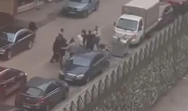 Yol ortasında kavgaya tutuştular trafik kitlendi