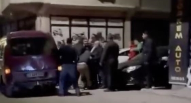 2 aile sokak ortasında birbirine girdi