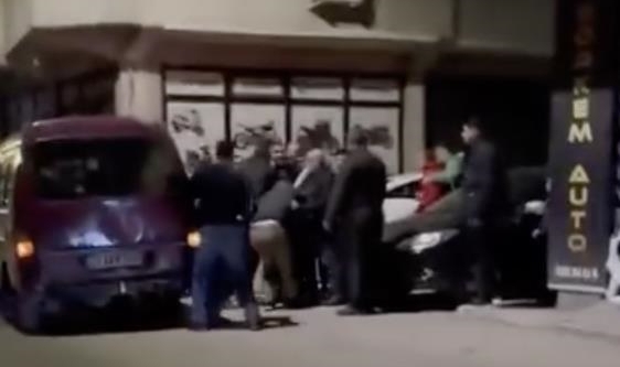 2 aile sokak ortasında birbirine girdi