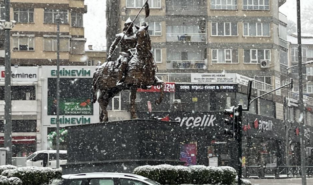 Bursa'da şehir merkezinde kar sürprizi