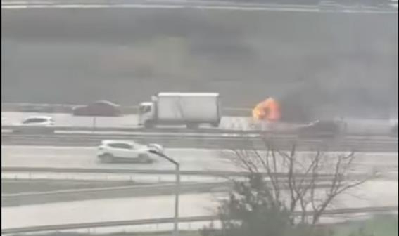 Bursa'da seyir halindeki kamyonet alev alev yandı