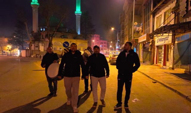 Bursa'da vatandaşlar ilahiler ve beyitlerle sahura kalktı