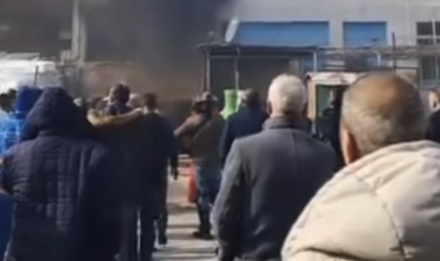 Çıkan yangını film izler gibi izlediler