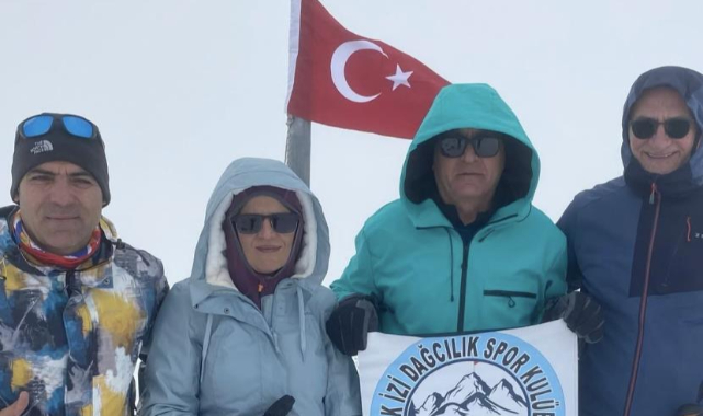 Dağcılar zirvedeki donmuş Türk Bayrağını değiştirdi
