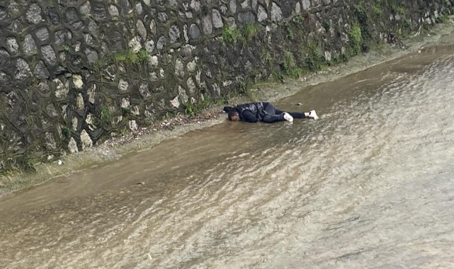 Dereye düşen adam kalp masajıyla hayata tutundu