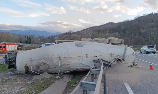 Devrilen beton mikserinin sürücüsü kurtarılamadı