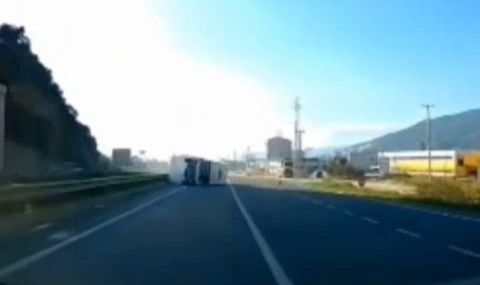 Devrilen minibüs, yolun karşısına geçti