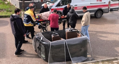 Devrilen triportörde annesi yaralanan çocuk gözyaşlarını tutamadı