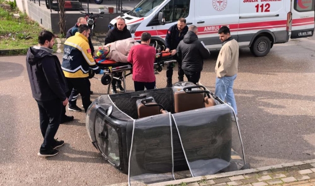 Devrilen triportörde annesi yaralanan çocuk gözyaşlarını tutamadı