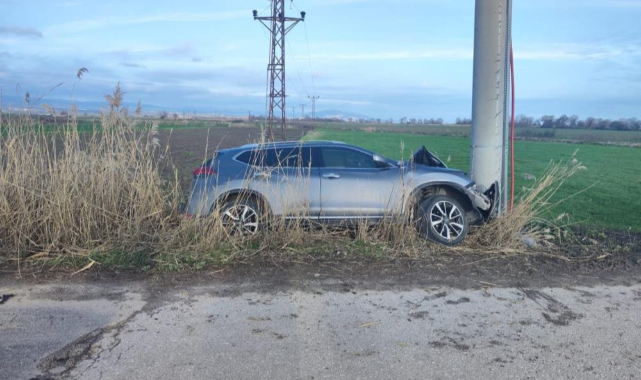 Direğe çarpan otomobil sürücüsü yaralandı