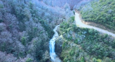 Gemlik'te yağmurlar Sudüşen Şelalesi'ne hayat verdi