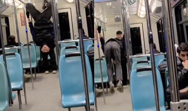 Gençlerin metroda tehlikeli oyunu kameraya yansıdı