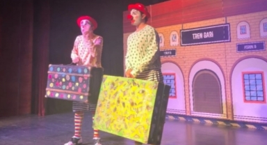 “İki Bavul Dolusu” minik tiyatroseverlerle buluştu