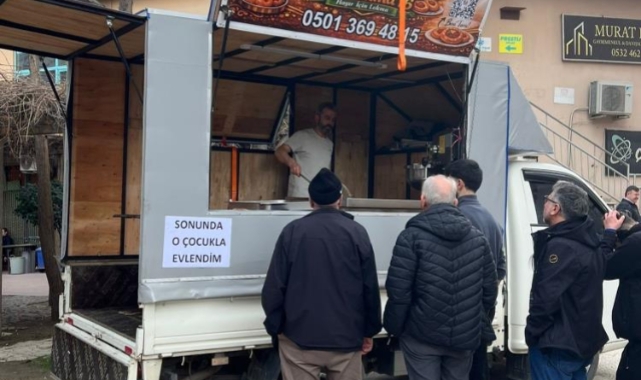 İnegöl'de istediği ile evlenen kadın lokma dağıttı