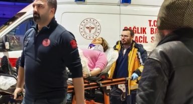 İnegöl'de otomobil duvara çarptı: 2 yaralı