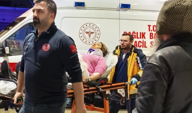İnegöl'de otomobil duvara çarptı: 2 yaralı