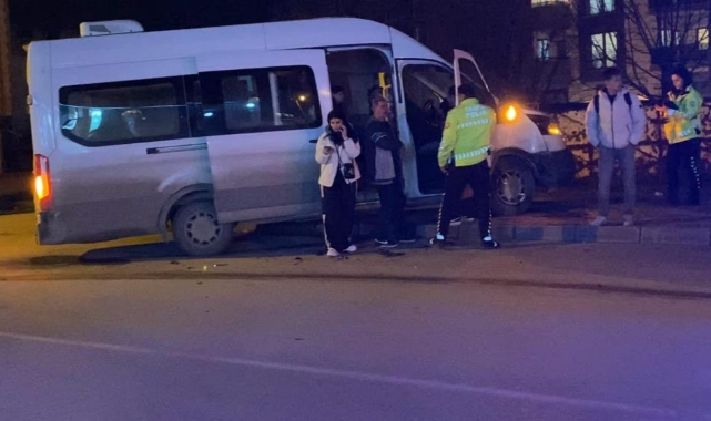 İnegöl'de otomobil ile minibüs çarpıştı: 9 yaralı