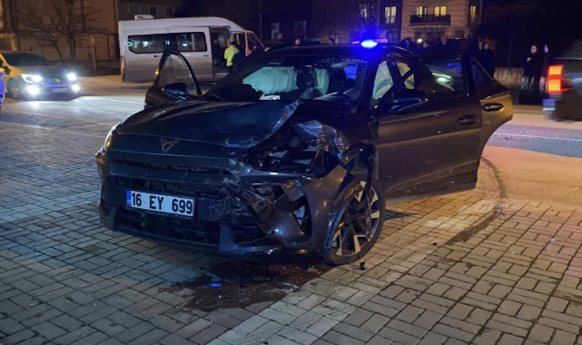 İnegöl'de otomobil ile minibüs çarpıştı: 9 yaralı