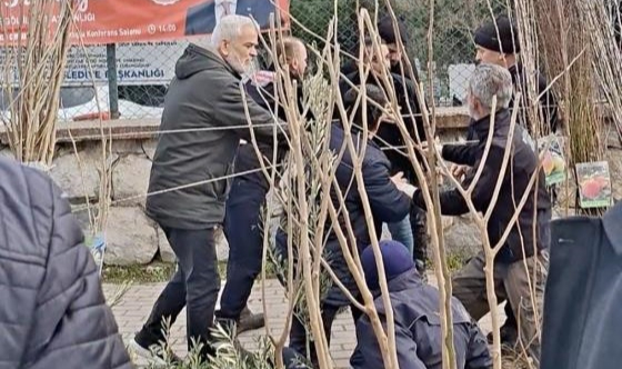 İnegöl'de seyyar satıcılardan zabıtaya bıçaklı saldırı!